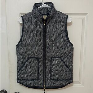 J. Crew herringbone quilted puffer vest size small gray & cream winter fall